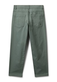 Vista trasera de pantalones verdes con dos bolsillos traseros y pasadores para cinturón, tela suave y pequeño logo en el bolsillo derecho.