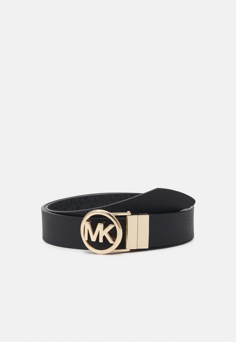 Ceinture en cuir noir enroulée avec une boucle ronde dorée comportant les lettres "MK" au centre.