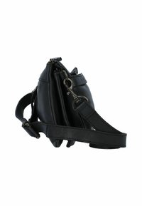 Borsa a mano in pelle nera con forma curva, dotata di tracolla rimovibile e accessori in argento. Texture liscia e dettagli di cucitura minimi.