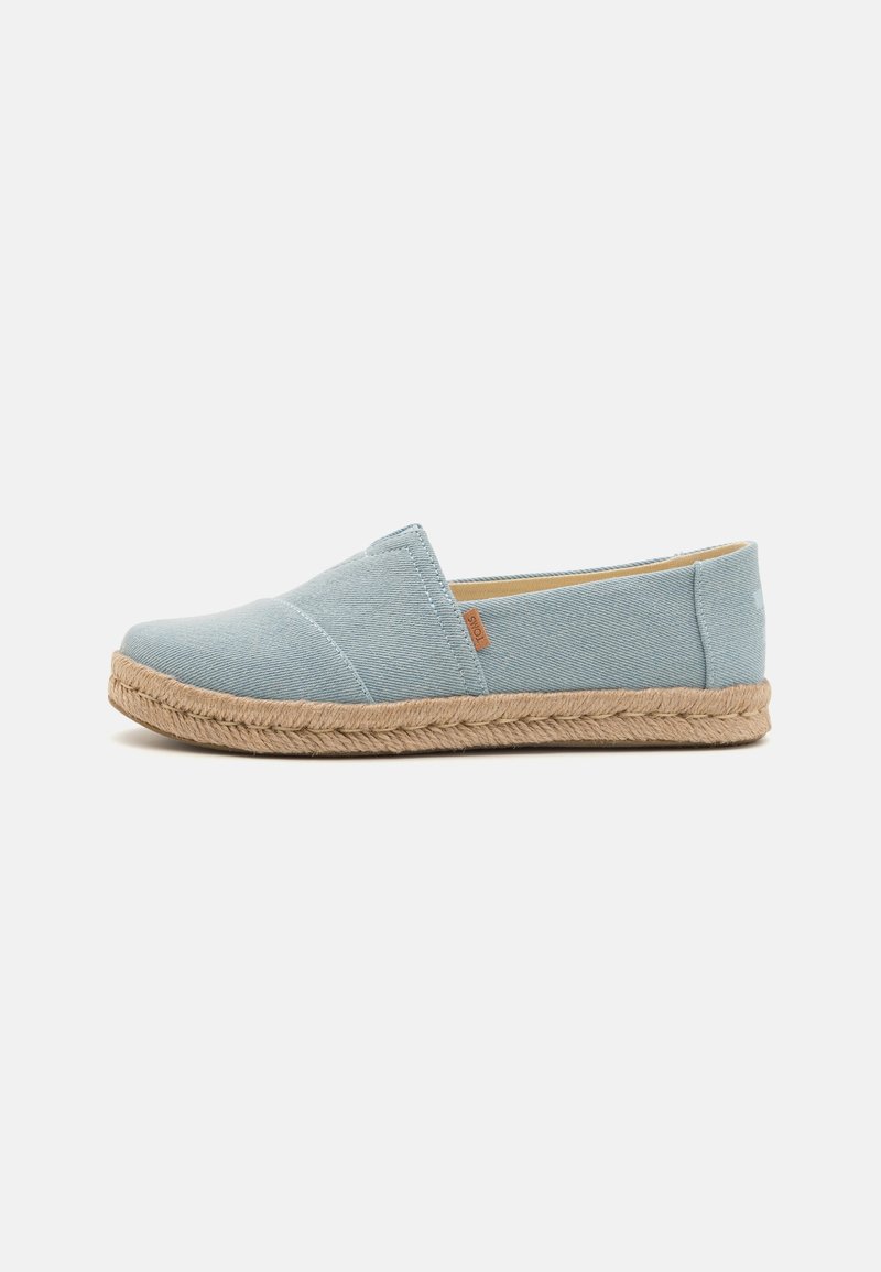 Espadrille bleu clair à enfiler avec empeigne en tissu et semelle en jute tressé, étiquette sur le côté et petit talon.