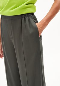 ARMEDANGELS JONVAALIE - Broek - space steel