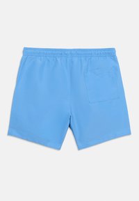 Φωτεινά γαλάζια μαγιό σορτς με ελαστική μέση και μία τετράγωνη τσέπη στο πίσω δεξί μέρος, σε λευκό φόντο.