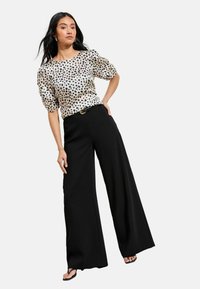 Kijelölve, mono spot