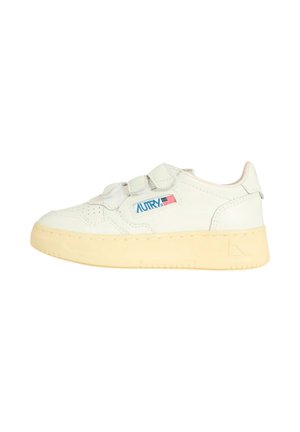 Baskets basses blanches avec semelle beige, deux bandes velcro et un logo bleu "AUTRY" avec un drapeau américain sur le côté.