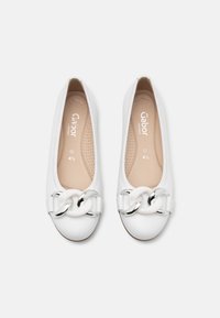 Ballerines en cuir blanc avec détail en chaîne argentée au bout. Tige douce et texturée, semelle intérieure rembourrée avec un intérieur marron clair. Taille 4,5.