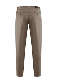 Pantaloni marroni con taglio dritto, texture liscia, passanti per cintura e due tasche posteriori con chiusura a bottone.
