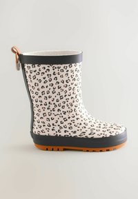 Regnslag med leopardprint, der har en sort kant og en struktureret gummisål. Designet inkluderer en tan løkke på siden for nem påtagning.