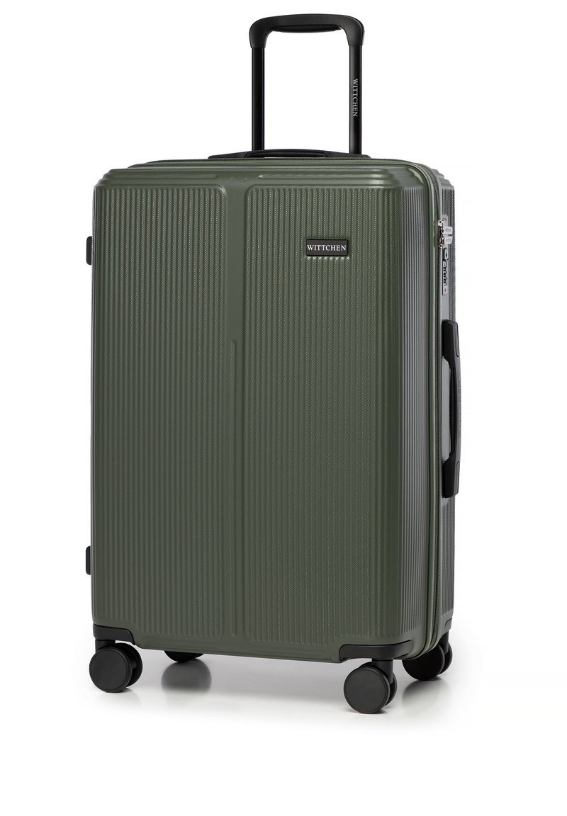 Tvrdý kufr olivové barvy s texturovaným povrchem, vertikálními drážkami, skládací rukojetí a čtyřmi černými kolečky pro snadnou mobilitu.