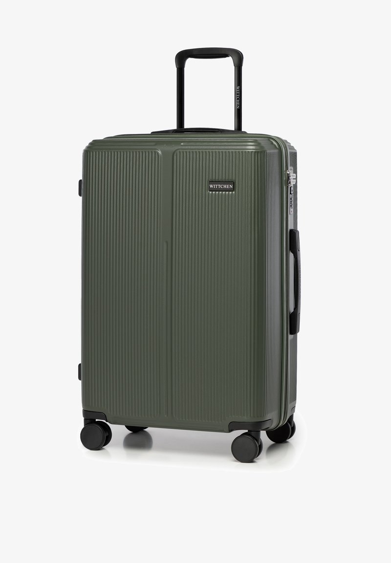 Tvrdý kufr olivové barvy s texturovaným povrchem, vertikálními drážkami, skládací rukojetí a čtyřmi černými kolečky pro snadnou mobilitu.