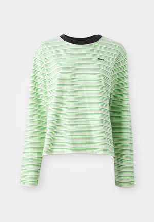 Chemise à manches longues présentant des rayures horizontales vertes et blanches, un col ras du cou noir et un logo brodé sur la poitrine.