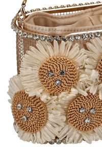 Tkana torebka z siateczkowym wzorem, ozdobiona trzema dużymi kwiatami w beżowym i kremowym kolorze, zdobionymi kryształkami.