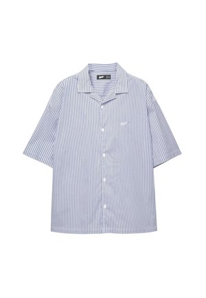 Męska koszula z krótkim rękawem na guziki, z pionowymi niebiesko-białymi paskami i małym wyszywanym logo na lewej piersi.