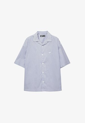 Męska koszula z krótkim rękawem na guziki, z pionowymi niebiesko-białymi paskami i małym wyszywanym logo na lewej piersi.