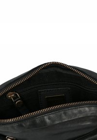 Schwarze Ledertasche mit Innentaschen und einer strukturierten Oberfläche. Ausgestattet mit bronzefarbenen Beschlägen und einem glatten Innenfutter.