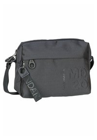 Borsa a spalla in tessuto grigio con superficie texturizzata, dotata di chiusura con zip, tracolla regolabile e dettaglio logo impresso.