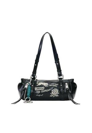 Sac à main en cuir noir avec double poignée, fermetures éclairs argentées, un pendentif turquoise, et texte et images imprimés en blanc incluant un léopard et une rose.