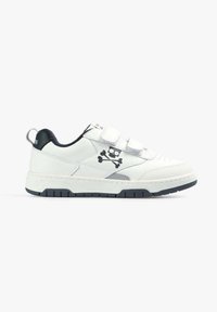 Weiße synthetische Sneaker mit strukturierter Oberfläche, ausgestattet mit zwei verstellbaren Klettverschlüssen, schwarzem Totenkopf-und-Kreuzbones-Design und navyfarbener Sohle.