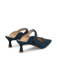 Scarpe slingback in suede blu navy con punta affusolata, decorate con una fascia di perline, dotate di un tacco a stiletto basso e rivestimento interno liscio.