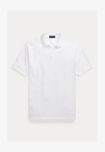 Biela polokošeľa s krátkym rukávom, golierom a malým logom na ľavej strane hrudníka, zobrazená hladko na svetlom pozadí.