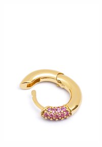 Boucle d'oreille en or avec un design courbé et texturé, ornée d'un cluster de pierres roses à une extrémité, présentant une finition métallique polie.