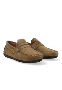 Brune ruskinds loafers med syet detaljering, rund tå, fleksibel sort gummisål og slip-on design. Blød tekstur for komfort.