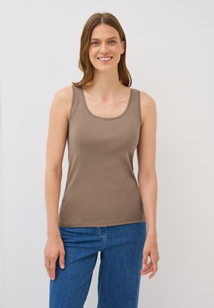 Brun ærmeløs tanktop lavet af blødt stof med en rund halsudskæring, parret med blå denim jeans. Enkel, tætsiddende design.
