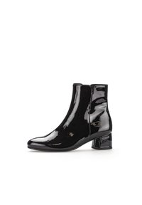 Schwarze Lackleder-Stiefeletten mit quadratischem Blockabsatz, glatter Oberfläche und elastischen Seitenpaneelen für einfaches Anziehen.