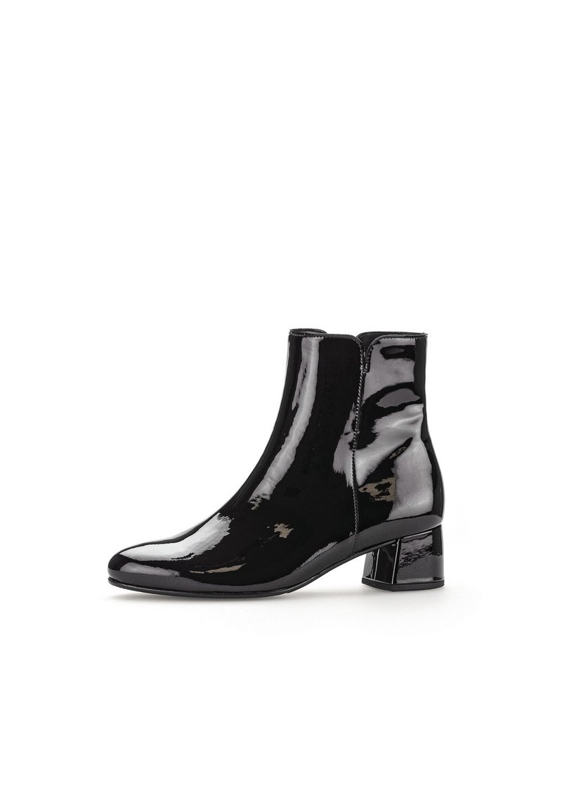 Schwarze Lackleder-Stiefeletten mit quadratischem Blockabsatz, glatter Oberfläche und elastischen Seitenpaneelen für einfaches Anziehen.