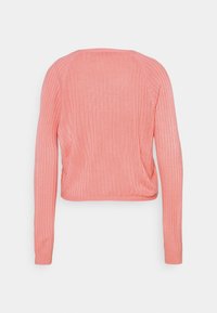 Žebrovaný pletený svetr v jemné korálové barvě, zkrácený střih s dlouhými rukávy a kulatým výstřihem, s jemnou texturou a přiléhavým lemem.