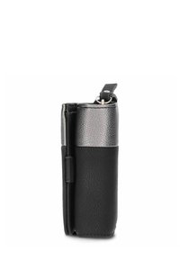 Billetera de cuero negro con una parte superior metálica plateada. Presenta una textura suave, forma rectangular compacta y cierre de cremallera con un lazo.