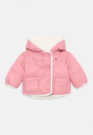 Casaco puffer rosa com capuz, apresentando um forro branco suave, dois bolsos frontais e um acabamento branco ao longo das bordas. Fecho de botão duplo.