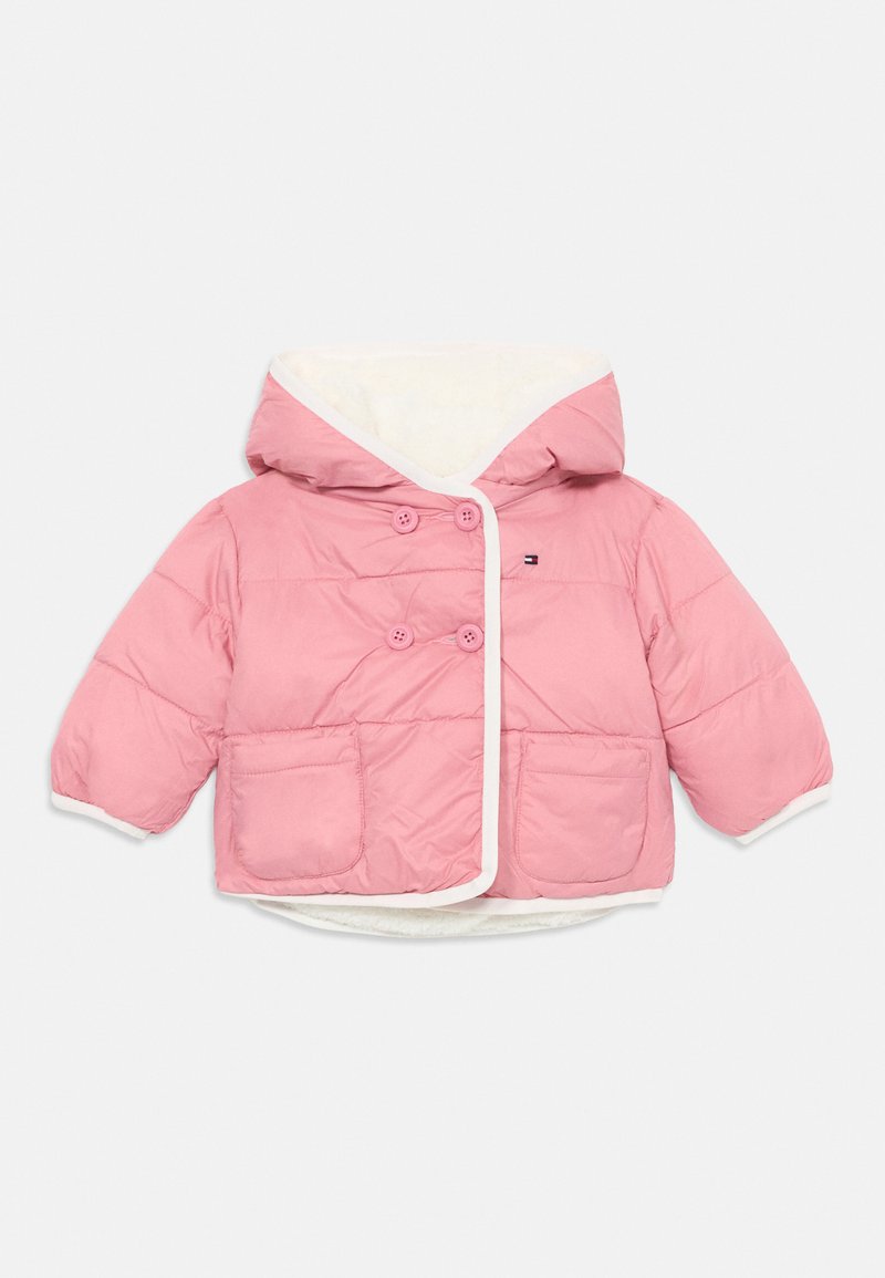 Rosa boblejakke med hette, med et mykt hvitt fôr, to frontlommer og hvit kant langs kantene. Dobbelt knappelukking.