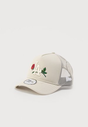 Șapcă baseball bej cu părți laterale din plasă, având o trandafir roșu brodat și logo-ul LA pe partea din față, vizieră rotunjită și închidere reglabilă tip snapback.