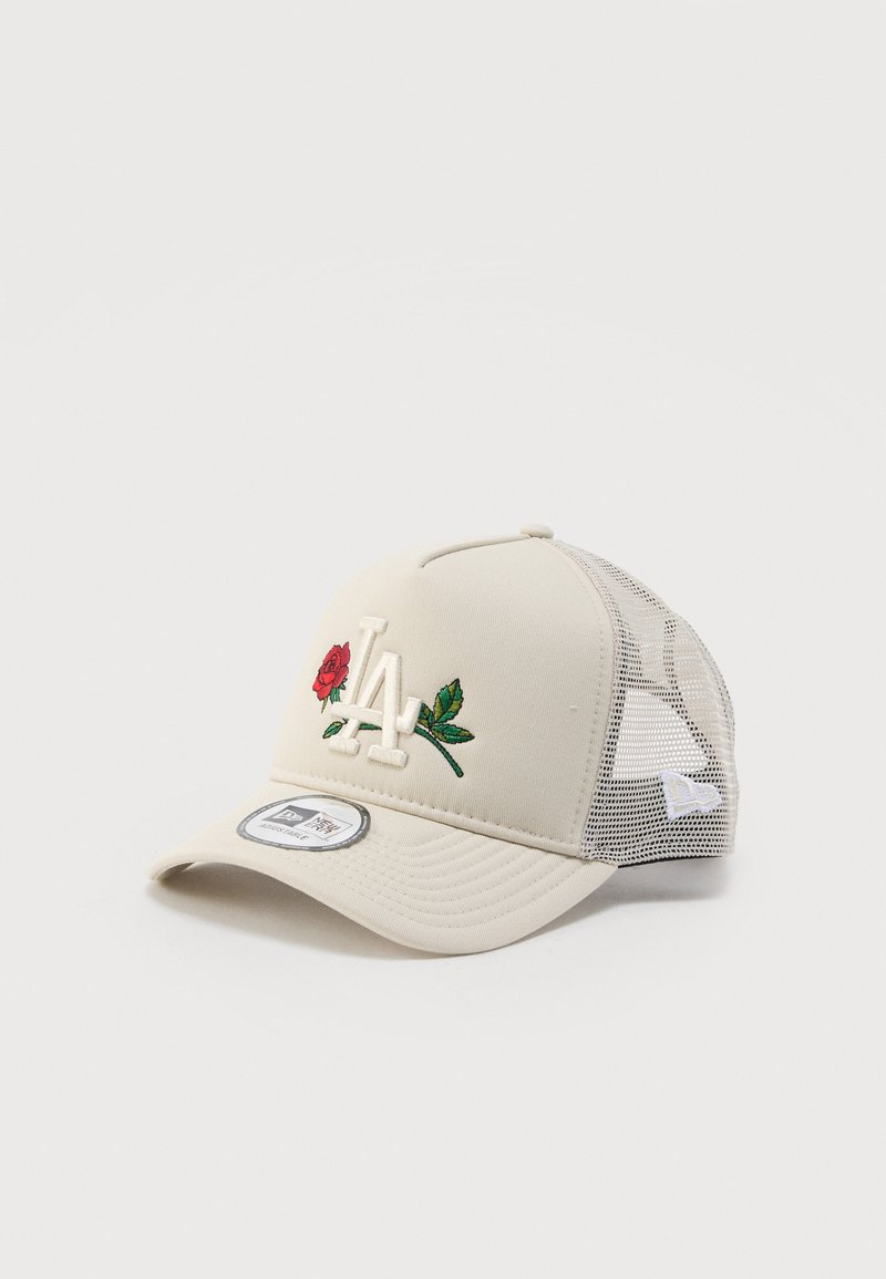 Μπεζ καπέλο μπέιζμπολ με δίχτυ στις πλευρές, διακοσμημένο με κεντητό κόκκινο τριαντάφυλλο και λογότυπο LA μπροστά, στρογγυλεμένη κορυφή και ρυθμιζόμενο κούμπωμα snapback.