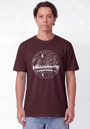 watapparel, MOUNTAINS BY NIGHT - T-shirt imprimé - red brown