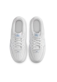 Valkoiset Nike Air -lenkkarit, joissa on sileä nahka päällinen, pyöristetty toe, rei'itys hengittävyyden parantamiseksi ja vaaleansinisiä yksityiskohtia logossa.