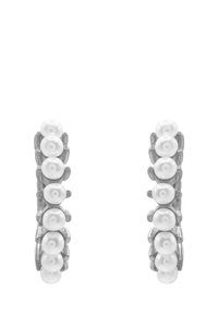 Sølvøredobber med rader av runde hvite perler, som har en jevn tekstur og et buet design med små metalldetaljer.