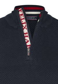 Navy Zip-up-Pullover mit strukturiertem Strickmuster, rot-weiß gestreiftem Kragen und einem Markenzipper mit "FELIX HARDY".