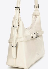 Beige Lederhandtasche mit halbstarrer Form, verstellbarem Riemen, silbernen Hardware-Akzenten und einem gesteppten Band um die Mitte.