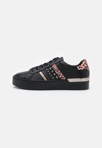 Schwarzer Sneaker mit einem strukturierten Leder-Obermaterial, metallic Akzenten, einem Leopardenmuster Detail an der Ferse und flacher Plateau-Sohle.