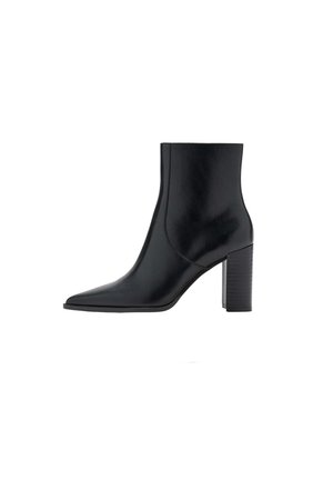 Bota de tobillo negra de cuero con punta afilada y tacón bloque apilado, acabado liso, vista lateral sobre fondo blanco.