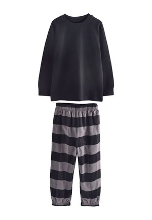 Juodas tekstūruotas ilgomis rankovėmis megztinis, derinamas su pilkais ir juodais dryžuotais pižamos kelnėmis, turinčiomis elastinę juosmenį ir apjuostas apačioje.