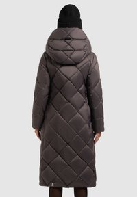 Lange, gewatteerde pufferjas in donkergrijs met een capuchon. Voorzien van diagonale stiksels, zijzakken en een gladde, glanzende textuur.