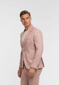 Heled roosa ülikond, millel on ruuduline muster, slim fit stiil, kahe nupuga, klapiga taskud ja sälkida.