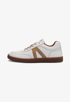 Weißer Leder-Sneaker mit niedrigem Schaft, beigen Velourslederakzenten, beigen Schnürsenkeln und brauner Gummisohle, von der Außenseite gesehen.