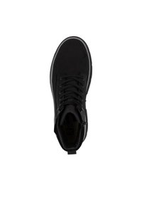 Zapatilla alta negra con tejido texturizado, punta redonda, diseño de cordones y cuello acolchado. Presenta una cremallera lateral para un fácil acceso.