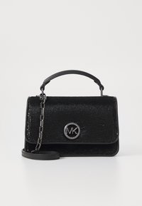 Sac à main noir avec une surface texturée, des accessoires en argent et un logo circulaire proéminent. Doté d'une poignée supérieure et d'une longue bandoulière en chaîne.