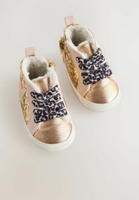 Sneakers luccicanti oro e rosa con lacci a stampa di leopardo, fodera in pile morbido e suola in gomma bianca; zip laterale per una facile vestibilità.