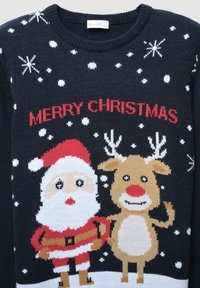 Marineblauer Pullover mit Weihnachtsmann- und Rentiermustern, weißen Schneeflocken und "FROHE WEIHNACHTEN" in Rot. Strickstruktur mit gerippten Bündchen und Ausschnitt.