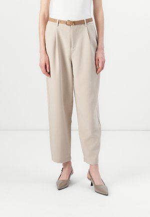 Pantalons plis beige avec une coupe ajustée, dotés d'une ceinture beige. Tissu lisse, longueur cheville avec poches latérales et palette de couleurs neutres.